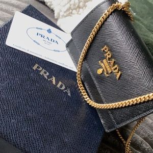 Chain shoulder mini bag